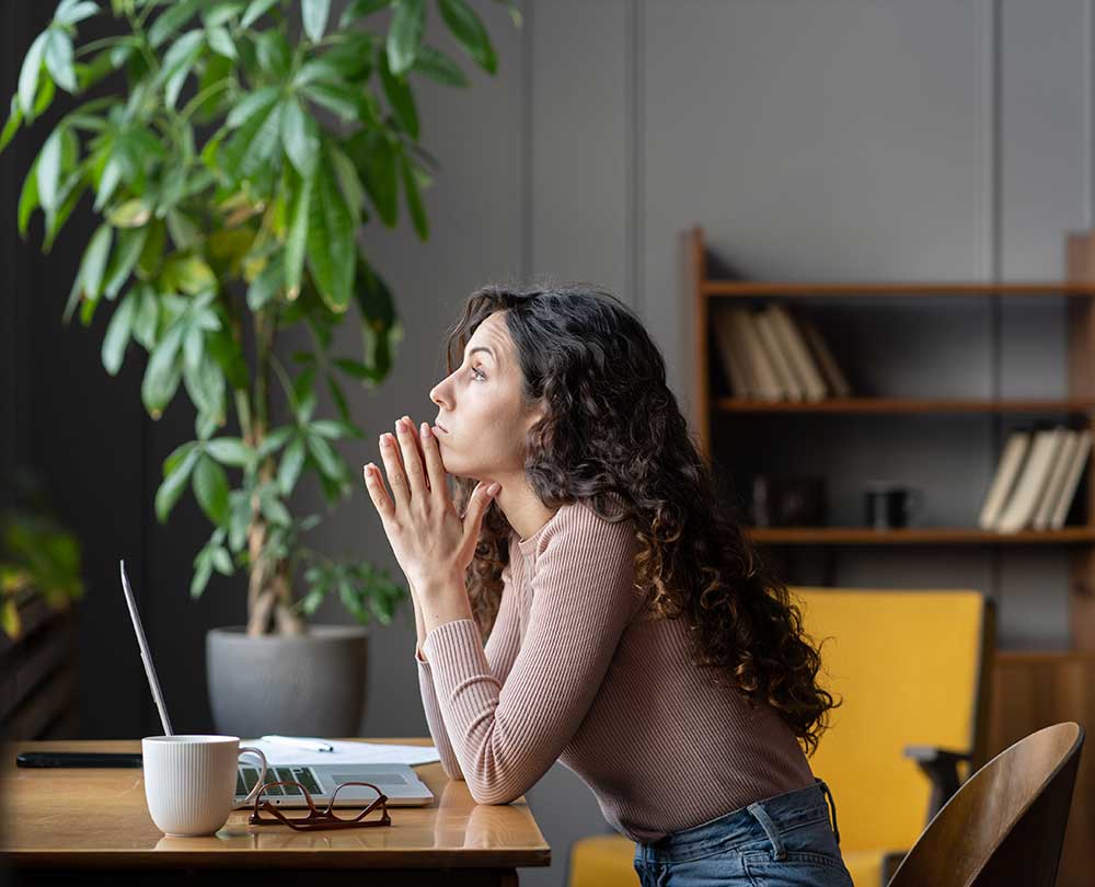 frau sitzt am schreibtisch